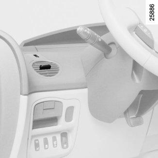 VENTILATIONSMUNSTYCKEN: luftmunstycken (2/3) 1 1 1 Om det uppstår dålig lukt i bilen, använd endast de system som är avsedda att