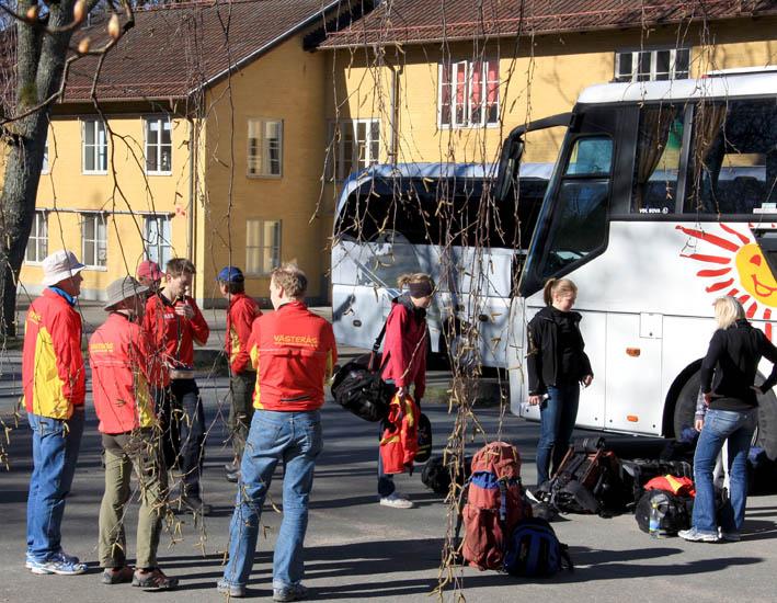 Det kompakta mörkret hindrade inte att det gick fort i skogen. Riktigt fort med km-tider under 5:30 för tätlagen!