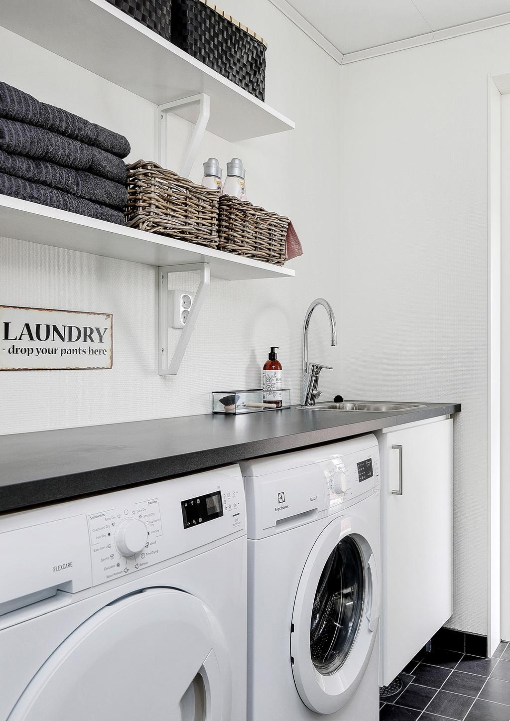 TVÄTTSTUGA Tvättstuga Klinker på golv 6405 Marte Nero Acapulco KOSTNADSFRITT VAL 6406 Marte Raggio di luna grå 6404 Marte Grigio Maggia mörk grå 6408 Marte Brozetto Beige 15x15cm 4880 Genesis Loft