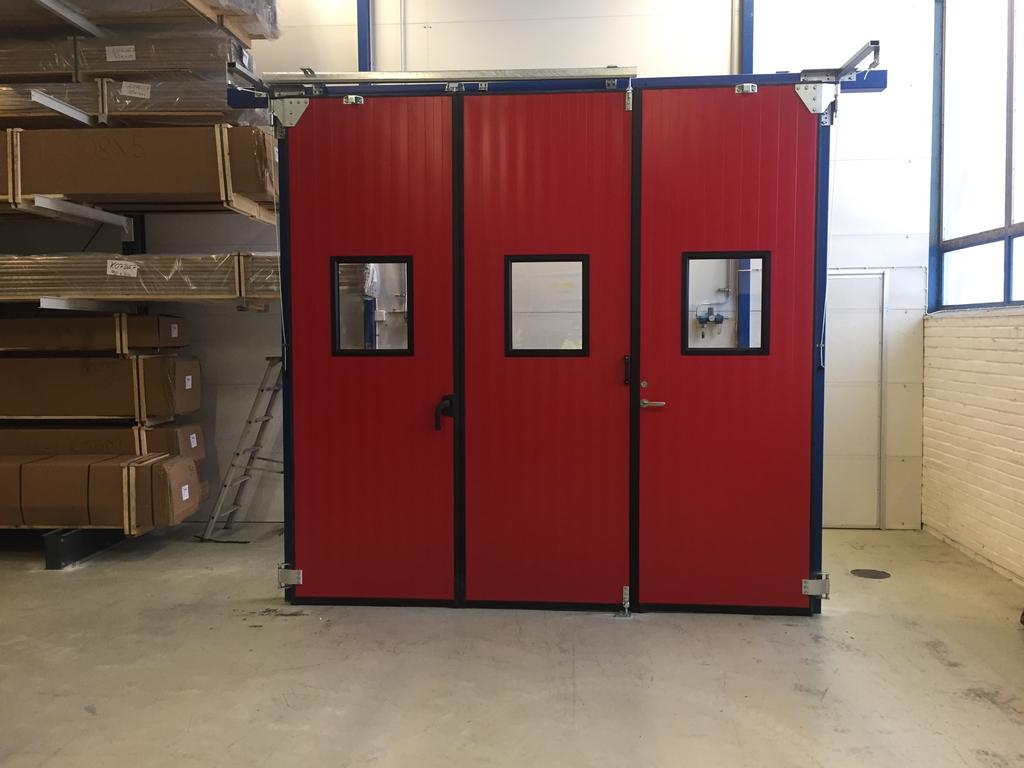 3. Resultat och Analys Figur 3.2: Porten på bilden är en 521 1+3 port med fönster och gångdörr. Figur 3.3: Porten som visas på bilden är av modell 2150 och är en 2+2 port med fönster och gångdörr(assa Abloy, 2017).