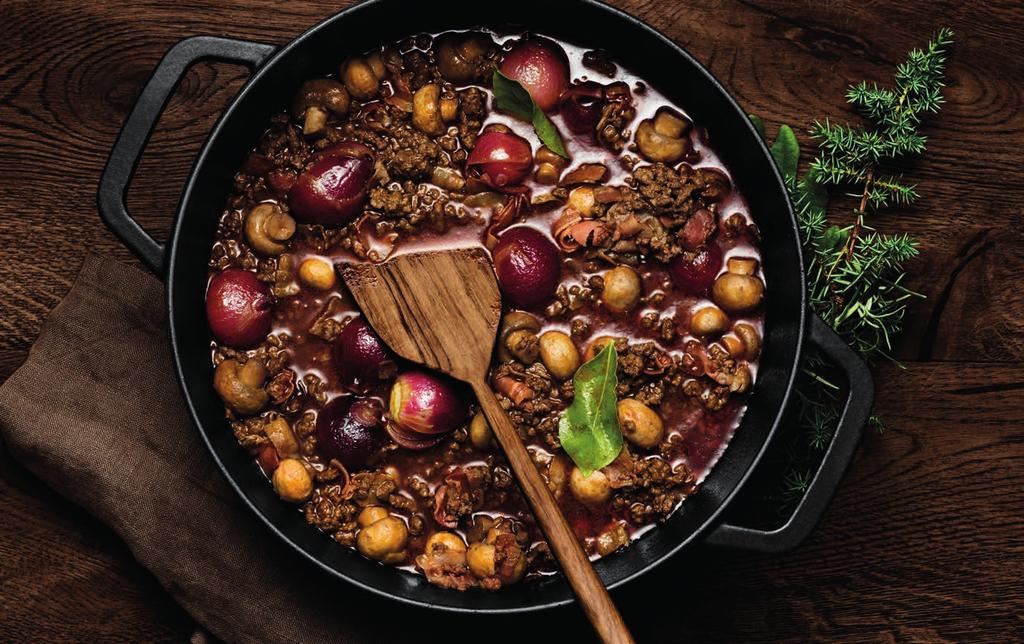 RECEPT 2 30 min 712 kcal/port Fett 36g Kolhydrater 54g Protein 43g Boeuf bourguignon på nötfärs Mustig gryta med köttfärs, bacon och lök.