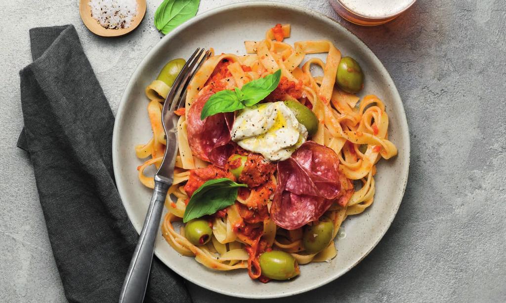 RECEPT 2 25 min 562 kcal/port Fett 17g Kolhydrater 74g Protein28g Tagliatelle medfärskost, tomatsås och salami Krämig tomatpasta som får extra kryddning av salamin.