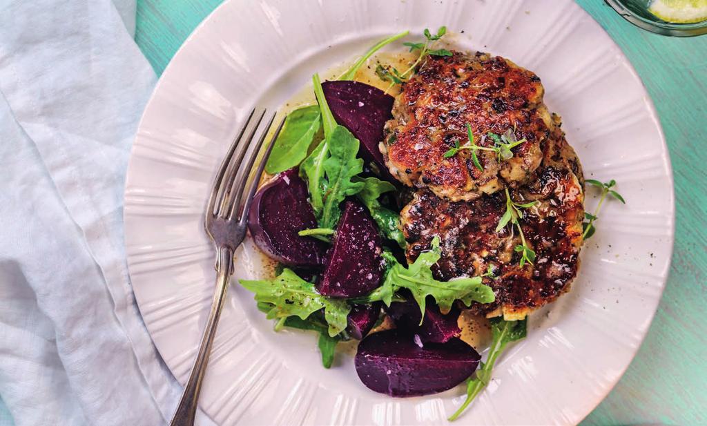 RECEPT 4 40 min 531 kcal/port Fett 38g Kolhydrater 26g Protein 20g Svampbiffar med ost och färska rödbetor De kokta rödbetorna smakar gott till biffarna med ost och svamp.