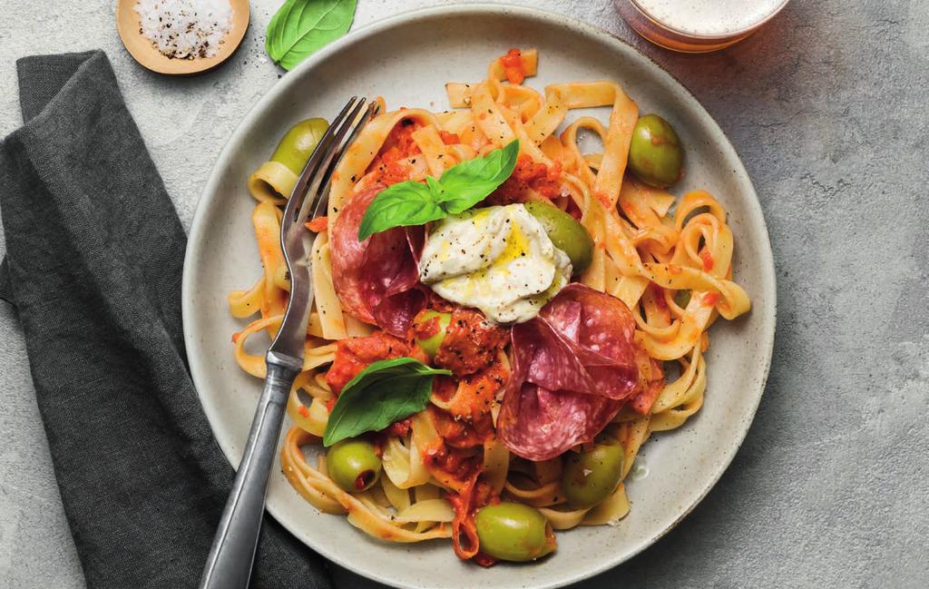 RECEPT 1 25 min 562 kcal/port Fett 17g Kolhydrater 74g Protein 28g Tagliatelle med färskost, tomatsås och salami Krämig tomatpasta som får extra kryddning av salamin.
