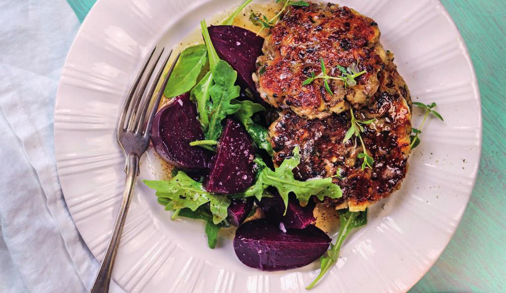 RECEPT 3 40 min 531 kcal/port Fett 38g Kolhydrater 26g Protein 20g Svampbiffar med ost och färska rödbetor De kokta rödbetorna smakar gott till biffarna med ost och svamp.