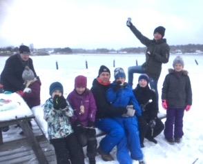 Familjedag med bad i Bösshamn 25 februari Termometern visade på -9 grader och det blåste 10-13 m/s nordostlig vind.