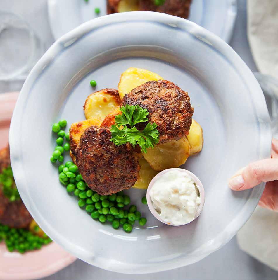 KÖTTFÄRSBIFFAR med rostad potatis och äppeltzatziki Ca 40 min Biffar 200 gram morötter 500 gram nötfärs 1 msk valfri senap* 1 ägg* 1 tsk salt* 2 krm svartpeppar* Olivolja och smör* Potatis 700 gram