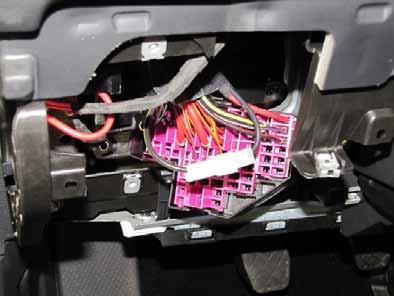 Förbinda kabelstammar 6 Golf 4 Säkringsplats beror på fordonets utrustning. Stifta ut svart och gul (sw/ge) kabel från insticksplats fläktsäkring.