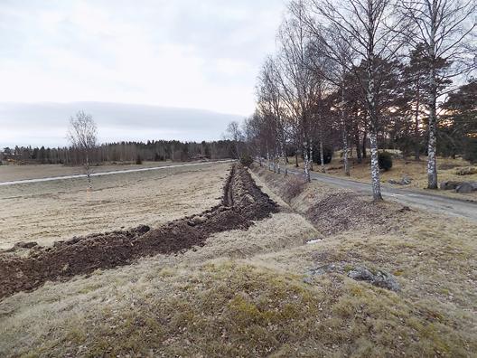 Arkeologgruppen AB, rapport 2017:32 Figur 7. Delområde 2 sett från nordväst. Stolphålen hittades där schaktet svänger.