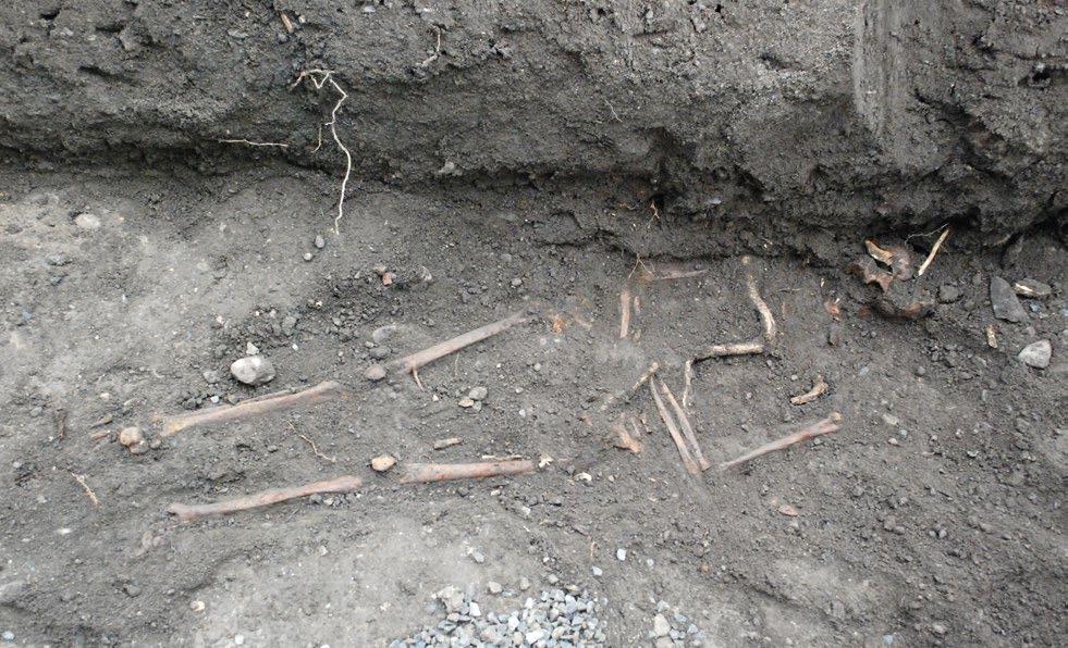 Tingstads kyrka Murar och gravar på kyrkogården 13 Figur