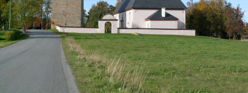 Kastalen som fortfarande idag står vid nuvarande kyrka tror man uppfördes samtidigt som den äldre medeltida kyrkan.