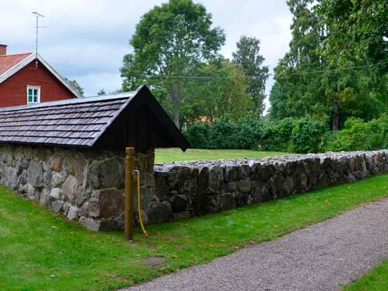 15 Den anslutande kallmuren i nordost före arbeten i september 2011.