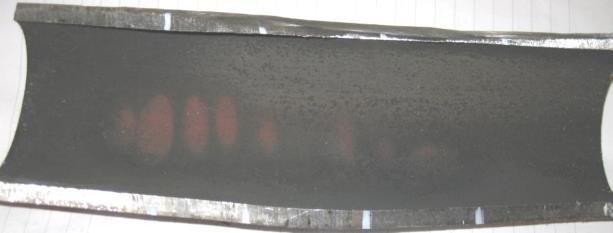 Material Under svetsreparationerna finns tydliga rödbruna fläckar på vattensidan. Övrig yta mörkt grå.