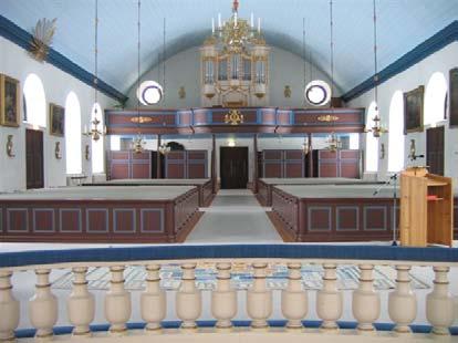 Sakristian har en utformning som harmonierar med den ursprungliga kyrkan iform och material. Kyrkorummet är mycket välhållet med stora delar av sin ursprungliga inredning bevarad.