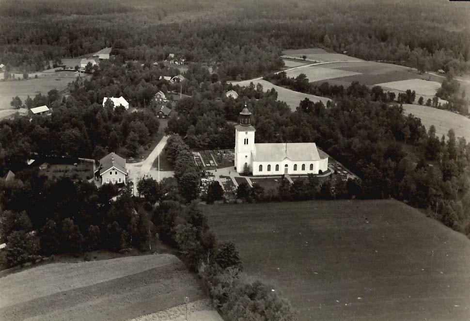 Beskrivning och historik Kyrkomiljön Åsenhöga har ett höglänt läge omgivet av främst lövskog. Kyrkan ligger fritt med den f.d. skolan, det nuvarande församlingshemmet, i nära anslutning.