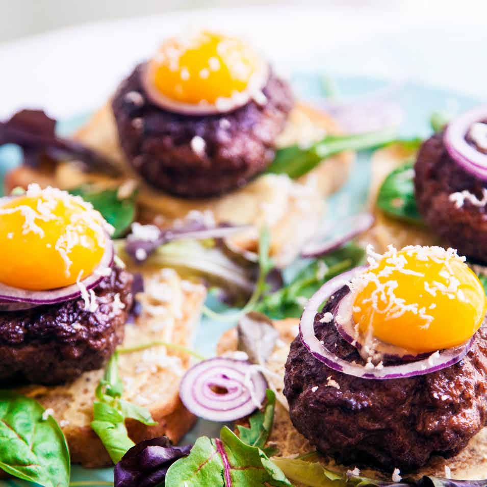 BOOKMAKERTOAST på köttfärsbiff Ca 35 min Köttfärsbiff Ca 500 gram nötfärs 1 tsk salt* krm svartpeppar* Smör och olivolja* Tillbehör ½ förp salladsmix ½ rödlök 4 msk riven pepparrot 4 skivor bröd
