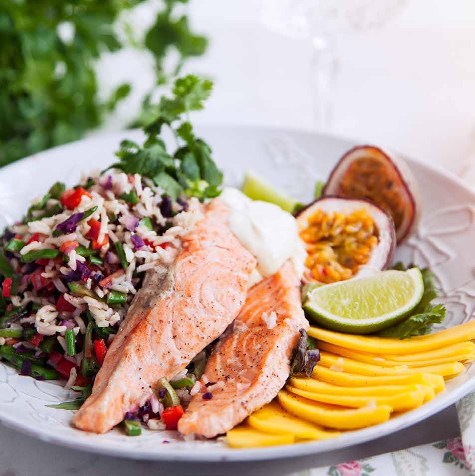ULRIKA DAVIDSSONS fruktiga riswok med halstrad lax Ca 30 min Riswok dl råris 50 gram rödkål ½ knippe salladslök 150 gram sockerärtor 1 röd paprika 00 gram morötter msk ingefära 1 vitlöksklyfta 1 msk