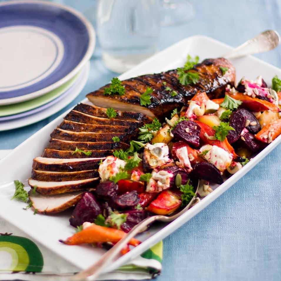 HELSTEKT FLÄSKYTTERFILÉ med fetaostgratinerade rotfrukter Ca 50 min Kött 1 fläskytterfilé, ca 600 gram Smör och olivolja* Marinad msk olivolja* msk japansk soja* 1 msk honung* 1 msk balsamvinäger*