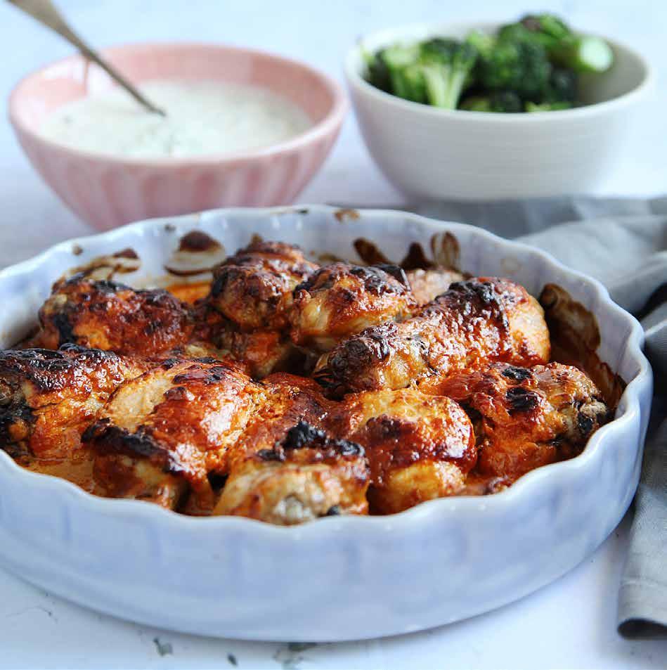 TANDOORIKYCKLING med dipp och broccoli Ca 50 min Kyckling 1 tsk spiskummin* 1 tsk paprikapulver* 1 tsk salt* 1 dl creme fraiche vitlöksklyftor msk rapsolja* 1 msk tomatpuré* Skal och saft från ½