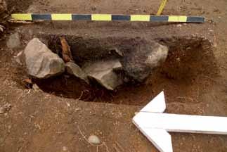 Den osteologiska analysen visade att den gravlagde var en medelålders vuxen individ. Även A323 har tolkats som en brandgrop.