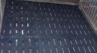 Gummibeklädnad av betongspalt för ökad välfärd i helspaltboxar Gummibeläggning på golv i helspaltboxar blev en aktuell fråga när de svenska djurskyddsföreskrifterna ändrades år 2007.