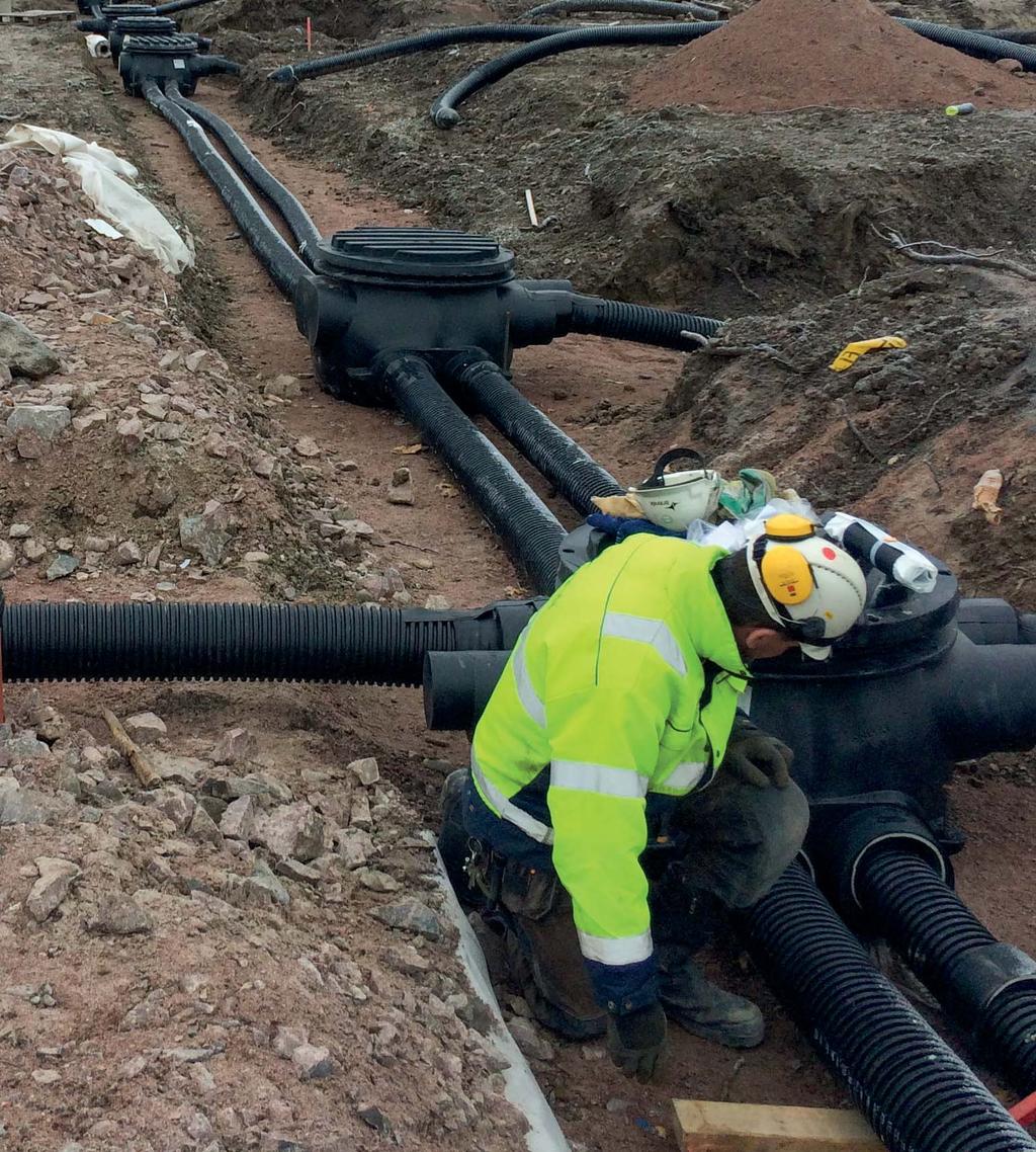 Säker vattenförsörjning hela vägen fram Med Uponor Kulvertsystem Från hus till hus utan skarvar eller risk för korrosion Uponors lösningar ger ett komplett system för skarvning och förgrening av