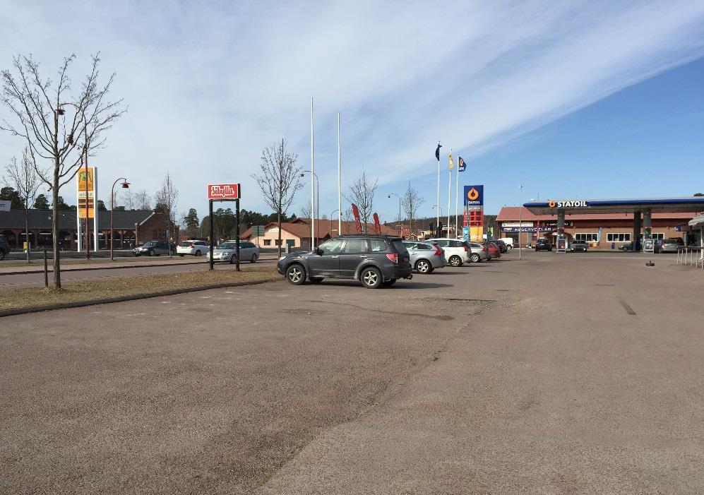 busshållplatser samt tågstation. Väster om riksvägen går järnvägssträckan Siljansbanan. Parkeringen med ca 20 platser ägs av kommunen.