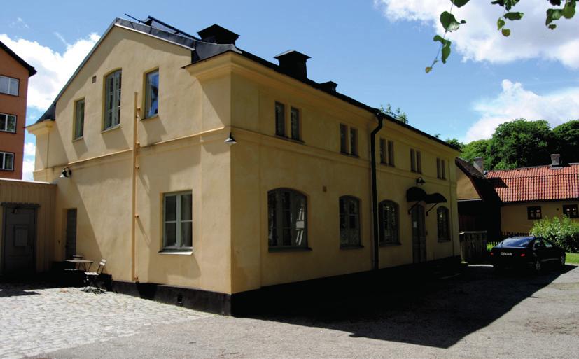 Byggnaden har en tomtarea om 1 528 kvadratmeter samt en taxerad yta om 1 049 kvadratmeter. Bra läge på Södermalm i Stockholm.