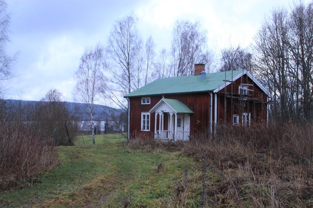 Kullen, bebyggd lantbruksenhet i Gräs, Sunnemo, Hagfors kommun. Vackert läge med utsikt över Grässjön.