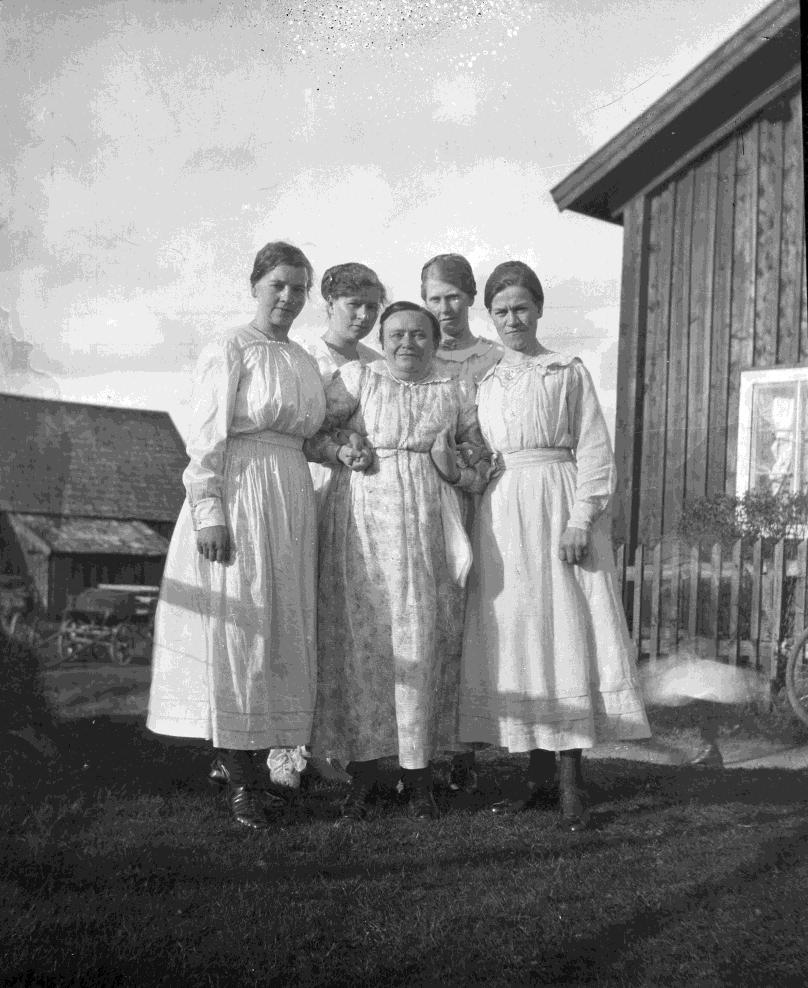 Damerna på bild (227) är från vänster Gerda Nilsson, Kullhult (ursprungligen från Stubbeboda, syster till Edvard), okänd, Jenny på Karsnäs, Hilda