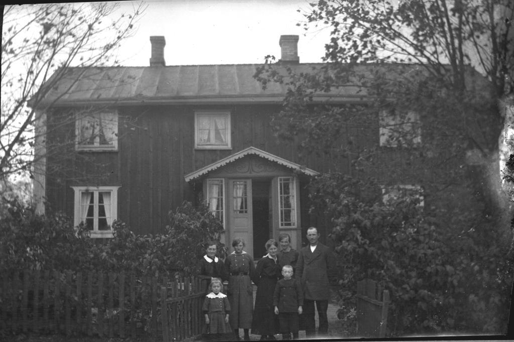 Ytterligare ett brudpar. Det är Olof i Yxnalt och Karin Karlsson från Älmås, dotter till Manne.