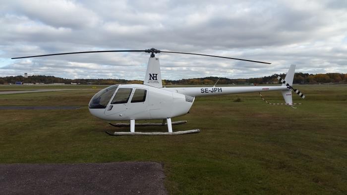 Faktaredovisning Inför ett flygpass med skolflygning skulle eleven själv starta upp helikoptern, en Robinson R 44 (se figur 1), och sedan invänta instruktören. Figur 1. Den aktuella helikoptern.