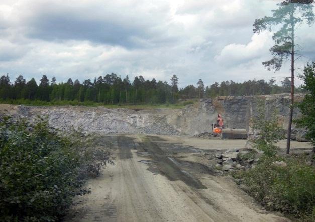 Bergsryggen i nordost, Sjömansberget, når på sitt högsta ställe cirka 45 meter över havet.