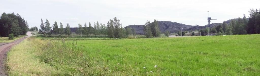 Rudus stenbrott i närheten av djuphamnen (bilden till vänster) samt ett efterbehandlat deponiområde öster om projektområdet (bilden till höger). (Korhonen 2013) Bild 5-14.