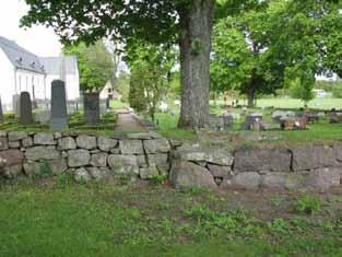 Vid utvidgningen mellan kvarter C och D syns en tydlig skillnad i stenmaterialet. I norr avgränsas hela kyrkogårdsområdet av naturen.