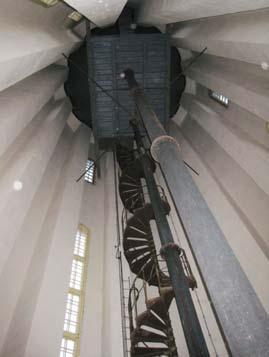 Figur 5. Spiraltrappan upp till plattformen och cisternen. Foto: Helén Sjökvist. Figur 6. Ventiler under cisternen. Foto: Helén Sjökvist. Figur 7.