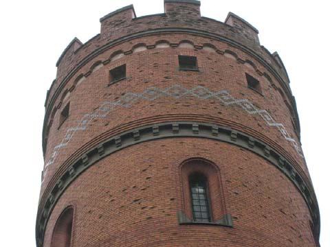 Figur 9. Tegelskadorna är omfattande. Stora frostsprängningar finns i synnerhet i tornets övre del. Foto: Helén Sjökvist. Figur 10.