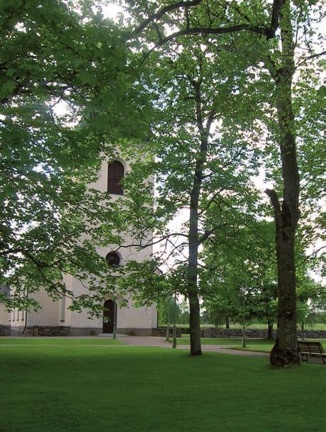 Dädesjö kyrkogård Kyrka och kyrkomiljö Dädesjö medeltida kyrka, av vilken sedan 1794 endast långhuset återstår, är omgiven av en rektangulär kyrkogård som är utvidgad under 1700- och 1800-talen.