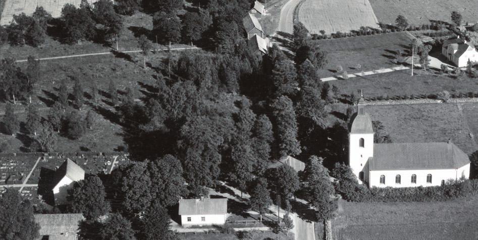 Flygfoto över Dädesjös båda kyrkor. Fotot är ifrån 1951 innan den nya kyrkogården anlades. Kortfattad historik 1757 ett nytt kornhus byggs. 1793-94 byggs den nya kyrkan.