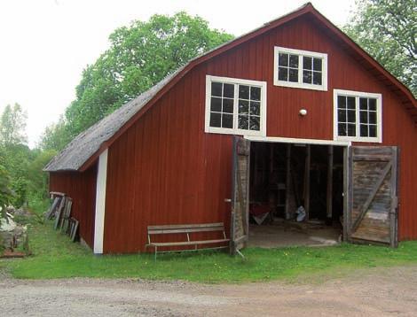 En kraftigt vittrad gravhäll av kalksten som tidigare låg i kyrkan är utflyttad på kyrkogården intill kyrkans östra gavel. Gravhällen är över kyrkoherden Per Schatelovius, död 1676 och hans maka.