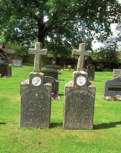 Kvarterets gravstenar är i övrigt blandade både vad det gäller utformning, material och ålder. Här finns förutom gravvårdar huggna i grå granit och diabas även röd granit.
