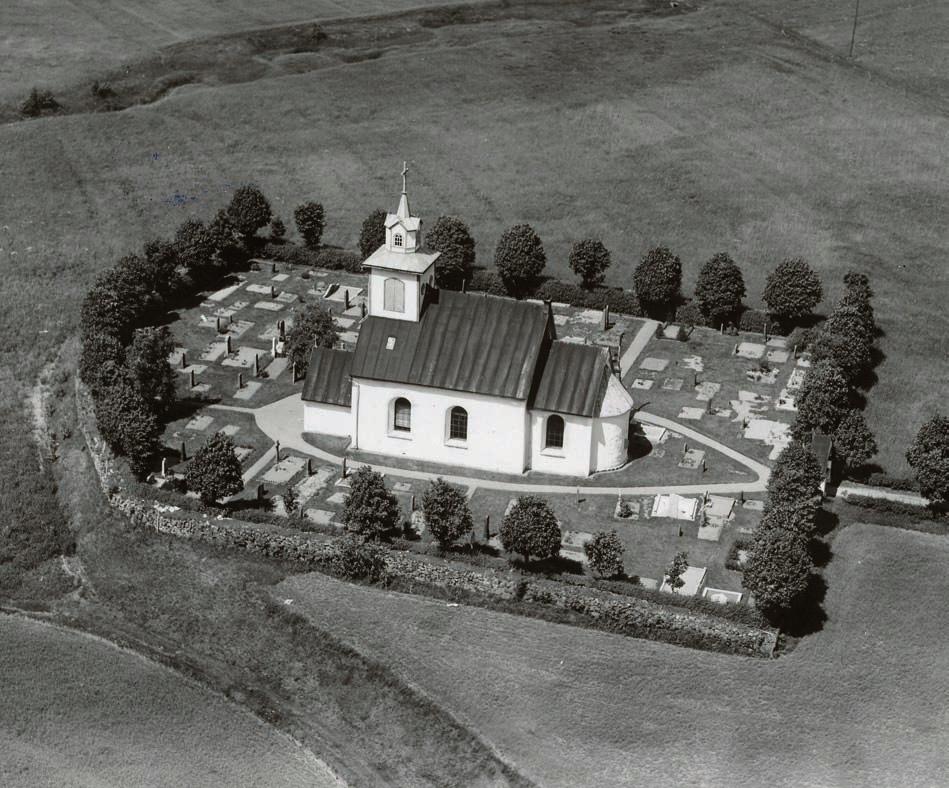 Kånna kyrkogård Kyrka och kyrkomiljö Kyrkan i Kånna är troligen uppförd under 1180-talet och är den enda bevarade absidkyrkan i Sunnerbo härad.