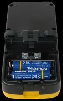 Sätt in två AA-batterier, med polerna inriktade efter markeringarna plus (+) och minus (-) inuti batterifacket. 3. Stäng luckan till batterifacket.