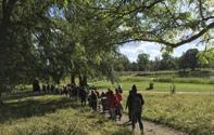 Tyresö slottspark lättvandrad naturguidning anpassad för rullstolsburna och barnvagnar Tyresö slottspark anlades på 1700-talet och är en av Sveriges äldsta engelska parker.