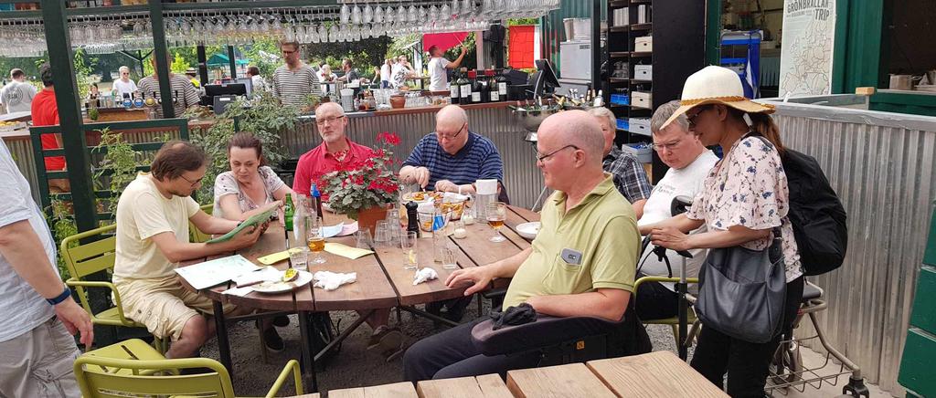 Mysigt möte på Boule-Bar i somras! I somras var vi 9 personer från Hjärnkraft som hade en träff i Rålambshovsparken. Vi lapade solens strålar på Boule-Bar på en lördagseftermiddag i juli.