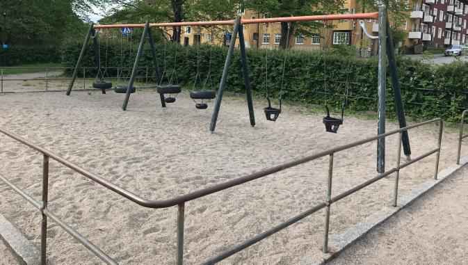 Kvällssol finns i parkens nordöstra delar, närmast gräsytan. Parken omgärdas av ett klippt buskage. Runt lekytan finns granitkansten och ett äldre, vackert inspringningsskydd.