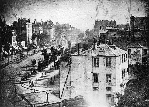 Bilden togsv1838 av en snubbe vid namn Louis Daguerre. Alltså för 175 år sedan!
