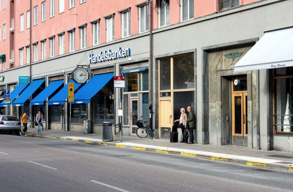 Hållplatsen på den södra sidan har också varit uppdelad i två lägen. Det första utanför Engelbrektsskolan, mellan Uggelviksgatan och Danderydsgatan, användes av innerstadsbussarna.