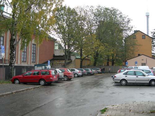 Den låga byggnaden i fonden hör till Lindgården och ligger där en