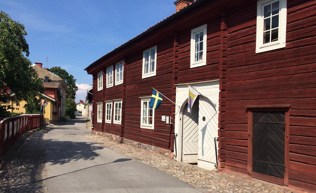 År 1954 skänkte de efterlevande gården till Södermanlands hembygdsförbund som i sin tur överlät den till Torshälla stad. Idag är det Eskilstuna kommun som äger gården.